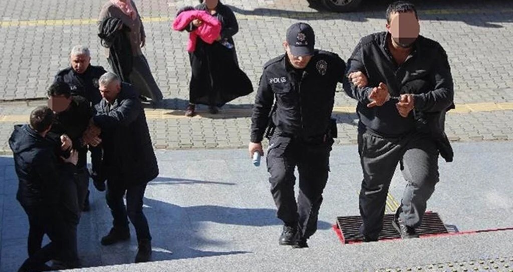 Kanalizasyon ızgara demiri çalan hırsızlar tutuklandı