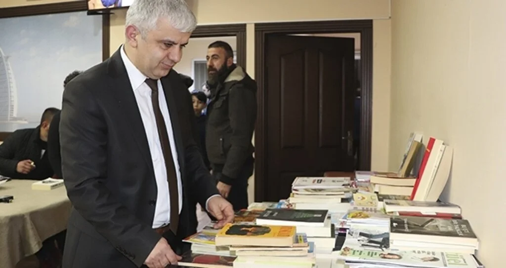 Kapıcılar, topladıkları atık kitaplardan 'kitap köşesi' kurdu