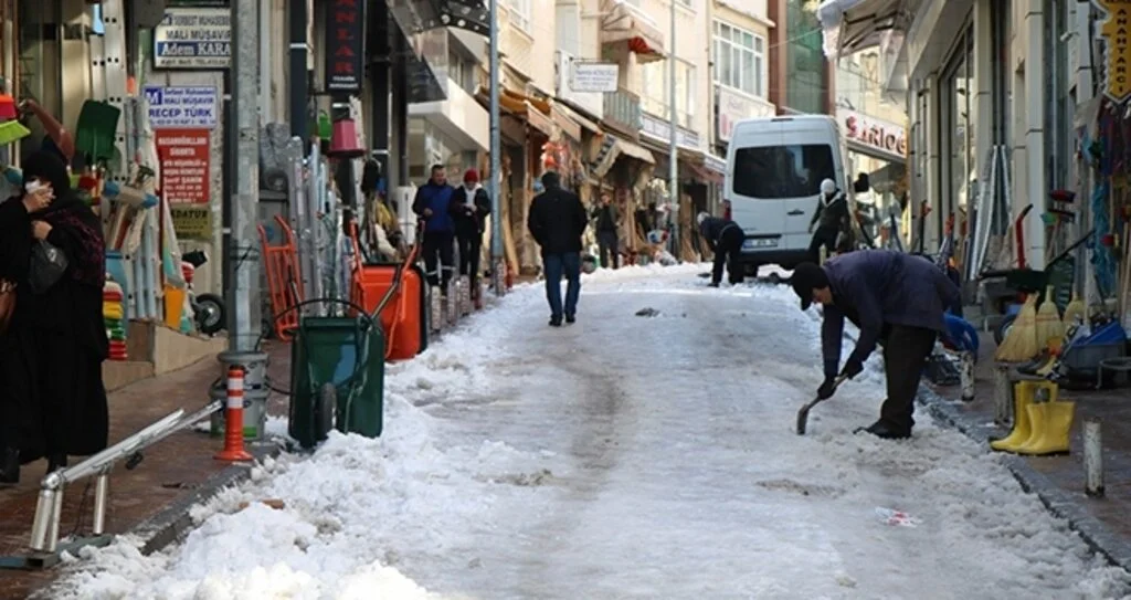 Kar Kimine Eğlence Kimine İse Çile Oldu