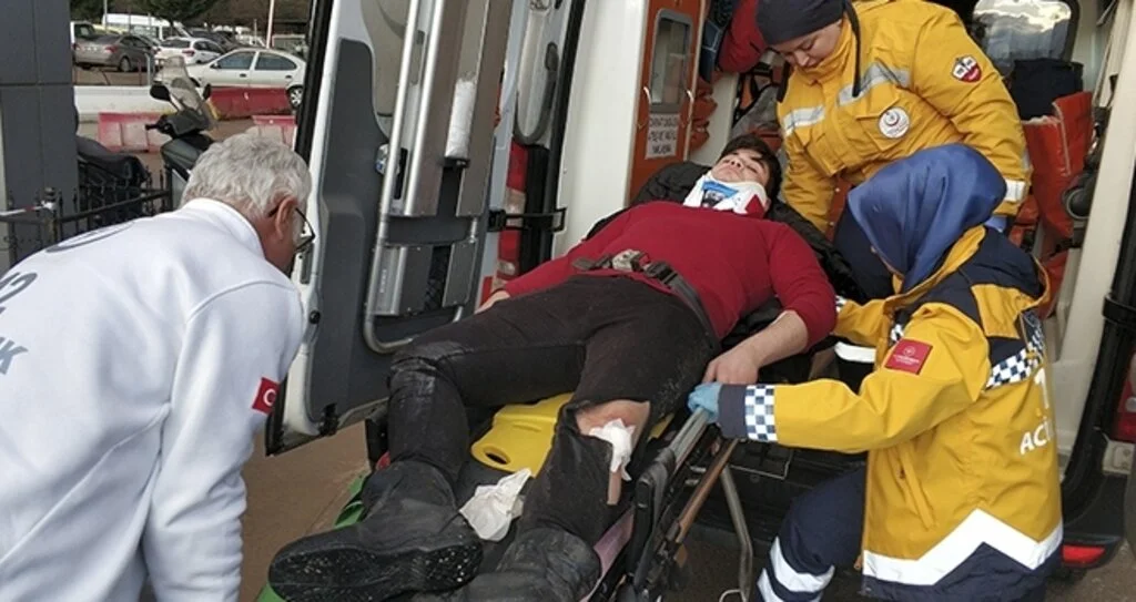 Kayarak devrilen motosikletin sürücüsü hastanelik oldu