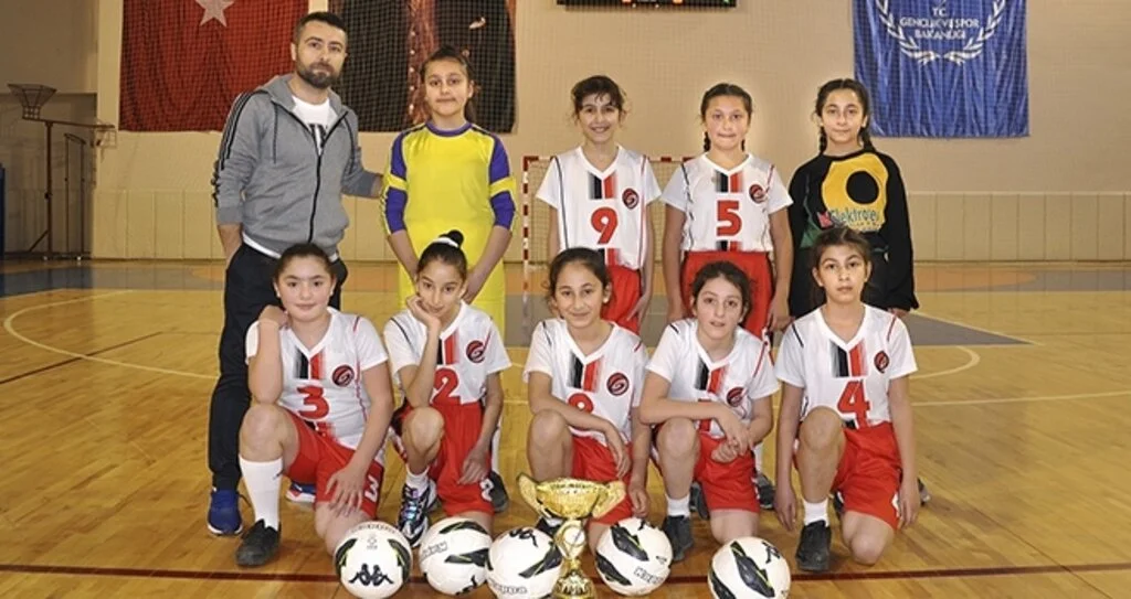 Küçüklerin Birincisi Gökçeçakmak