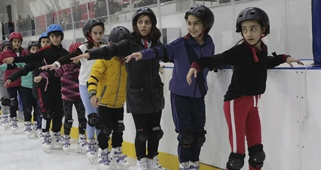 Minik Hokeyciler Buza İndi