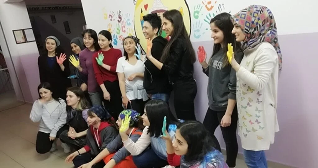 Öğrenciler Okul Duvarlarını Renklendirdi
