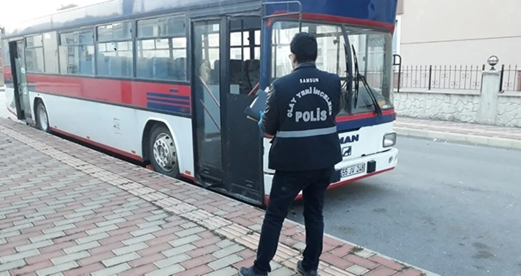Park halindeki servis otobüsünde alkol alıp teybi çaldılar