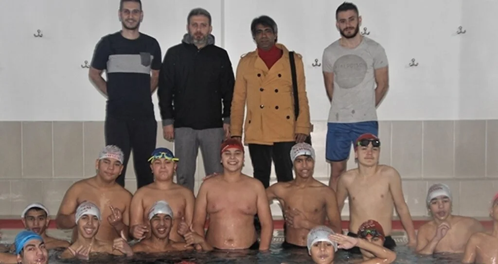 ROMAN ÇOCUKLARA YÜZME EĞİTİMİ