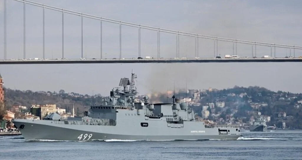 Rus fırkateyni İstanbul Boğazı’ndan geçti