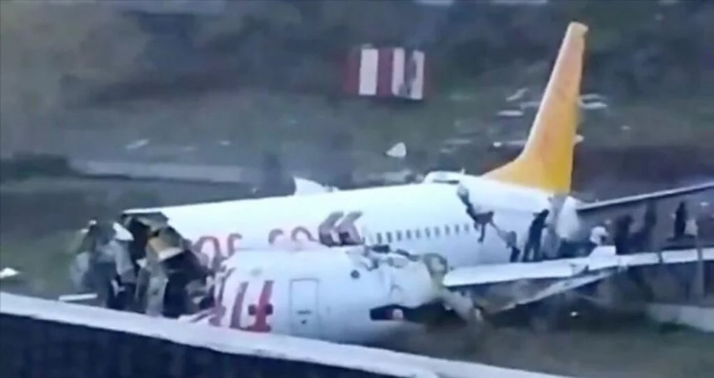 Sabiha Gökçen Havalimanı'nda bir uçak pistten çıktı