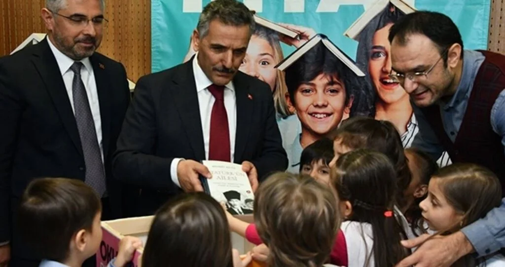 'Sen de kitap bağışla mobil kütüphane oluştur'