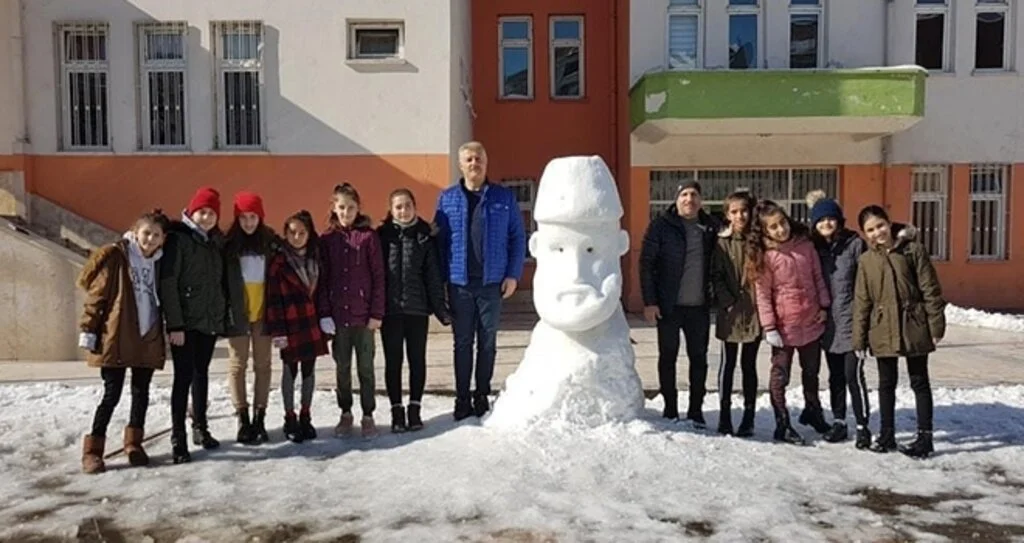 Sultan Abdülhamit Han'ın  kardan büstünü yaptılar