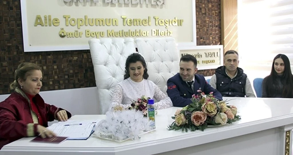 Uzman Çavuş nikahına üniformasıyla katıldı