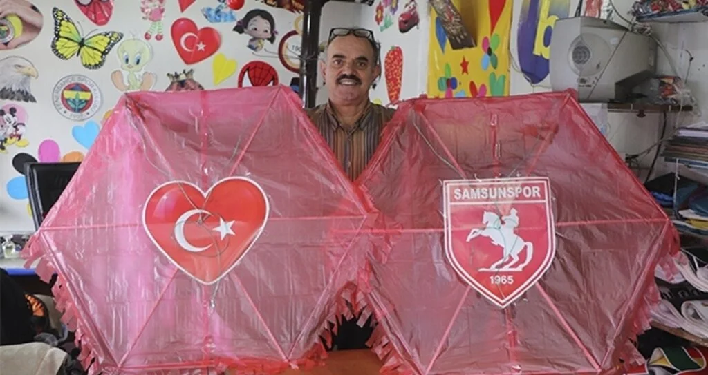 Yaz-Kış Demeden Uçurtma Üretiyor