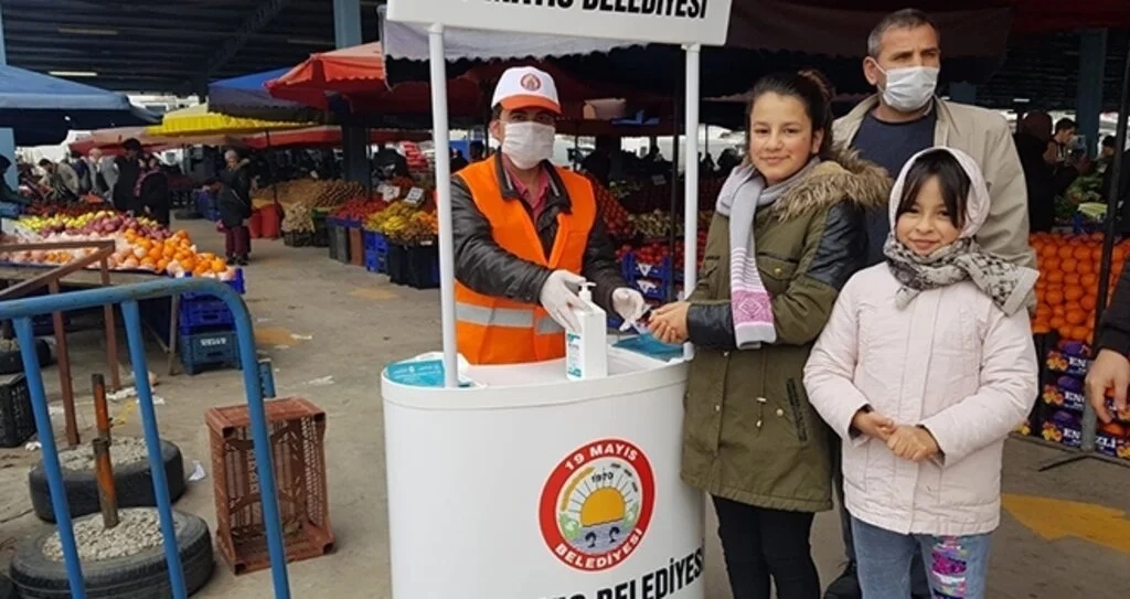 19 Mayıs Belediyesi'nden vatandaşa maske ve eldiven dağıtımı