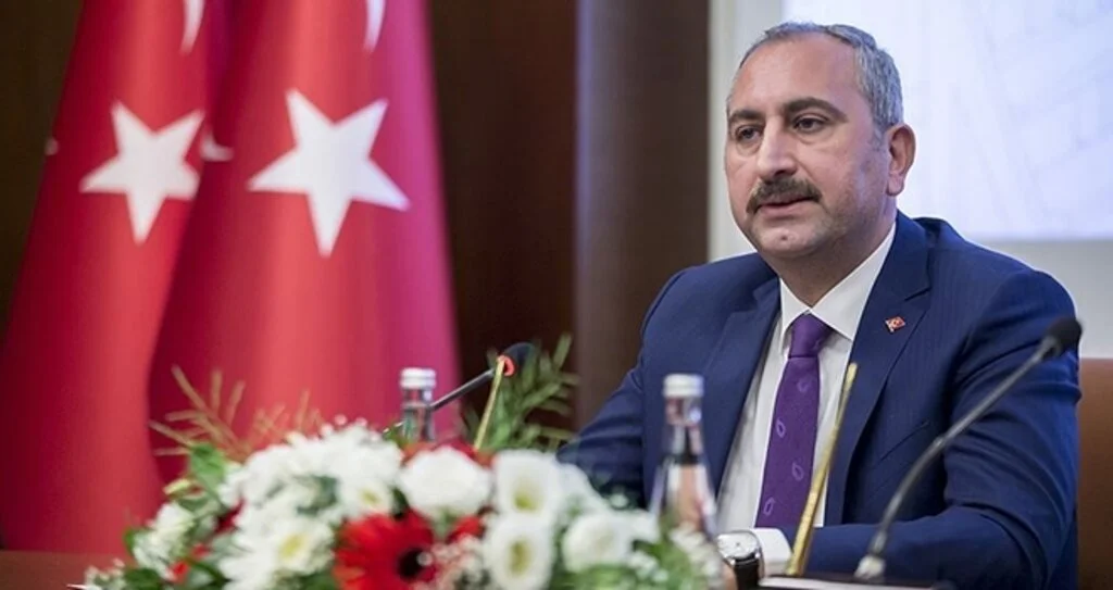 Adalet Bakanı Gül: Açık ve kapalı tüm cezaevlerindeki görüşler iki hafta süreyle ertelenmiştir.