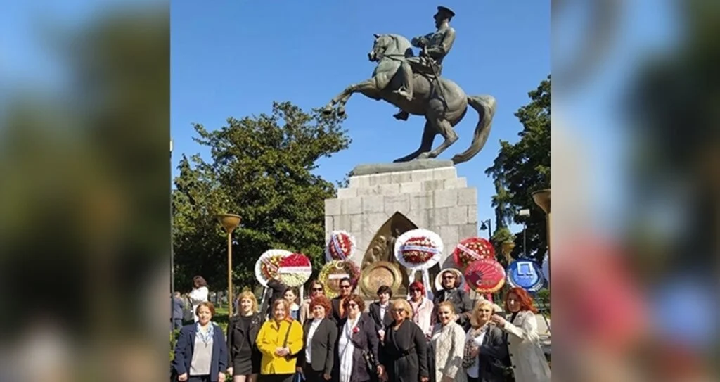 ADD'li kadınlar anıta akın etti