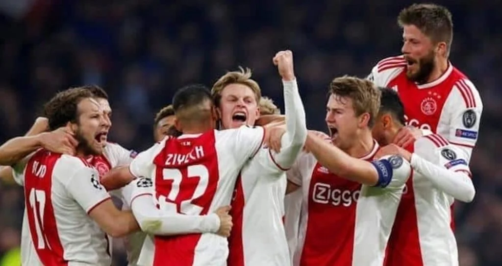 Ajax 3 Farklı Kazanmak Zorunda