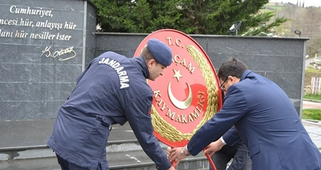 Alaçam'da çelenk sunma töreni