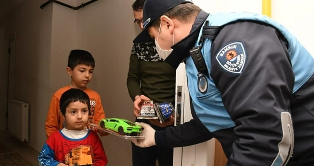 Başkan Demir'den 'evde kalan' çocuklara doğum günü sürprizi