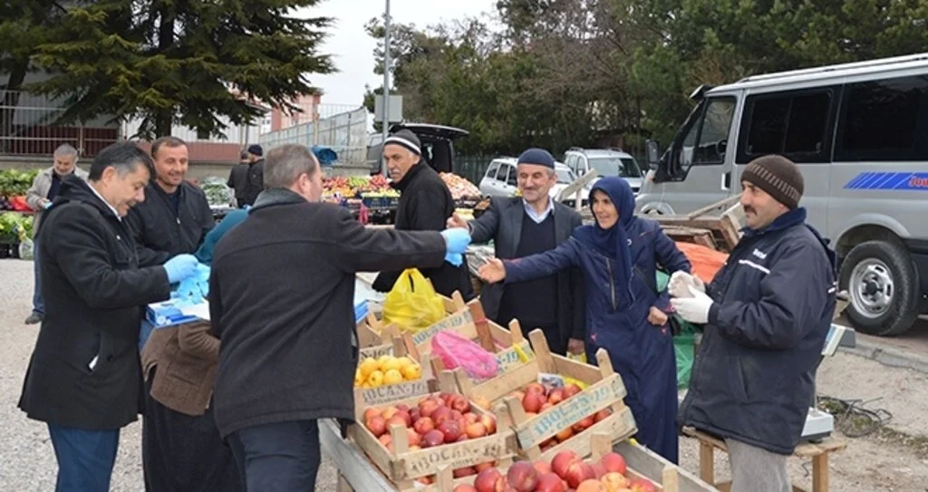Belediye Pazarda Eldiven Dağıttı