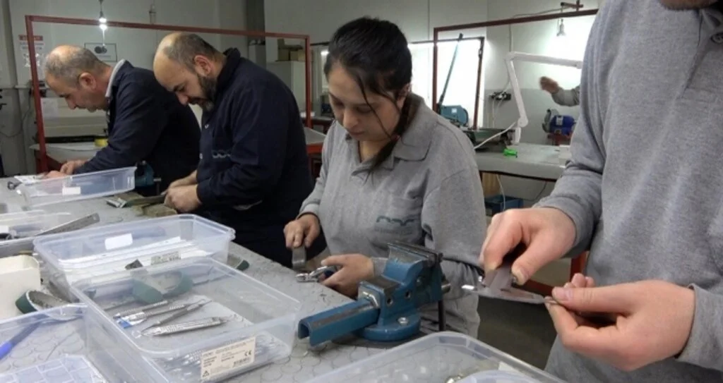 Cerrahi aletlerin makyajı kadın ustadan