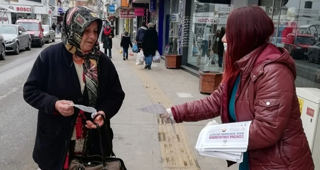 CHP gençliği 'virüsden korunma' broşürü dağıttı