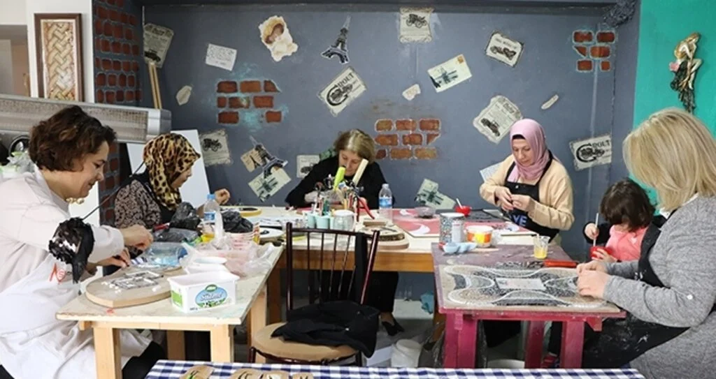 Ekmeğini taştan çıkaran kadınlar