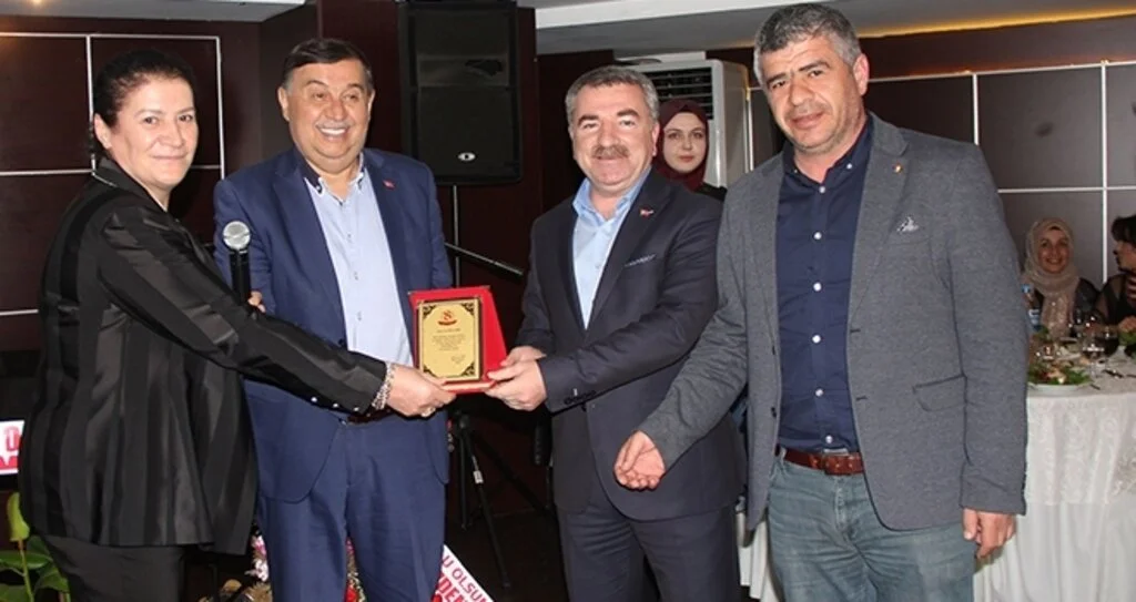 Eski Başkan İkiz'i Gururlandıran Plaket