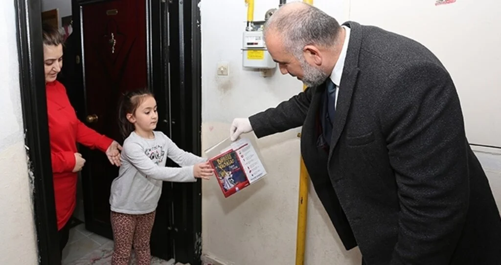 Evde Kalan Öğrencilere Başkan'dan Hediye