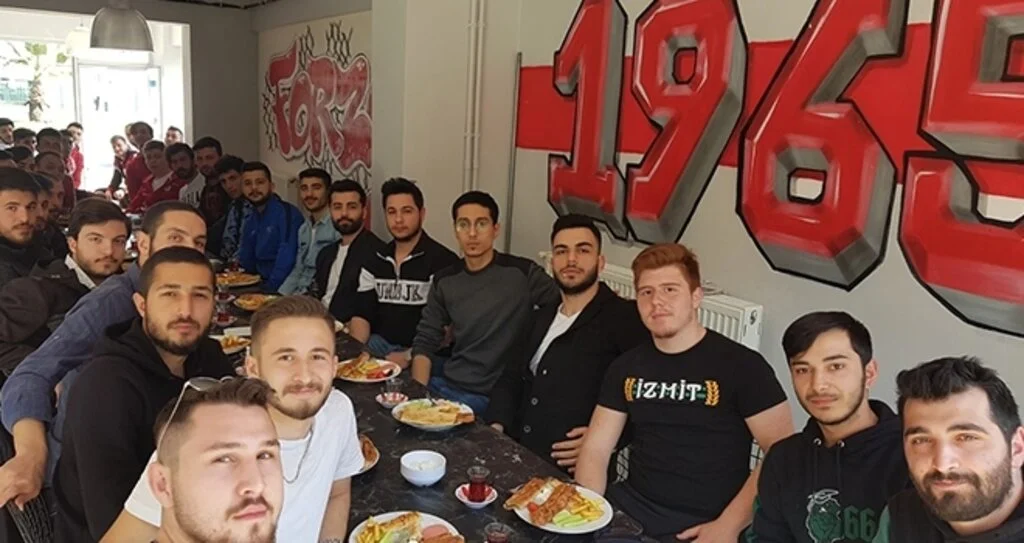 Farklı Renklerin Tanışma Kahvaltısı