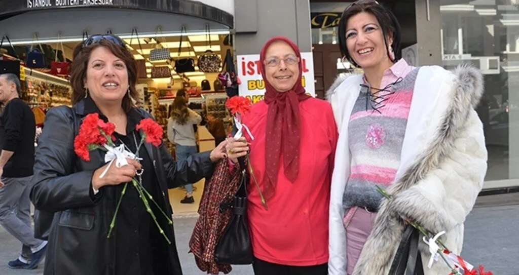Genç Parti karanfil dağıttı