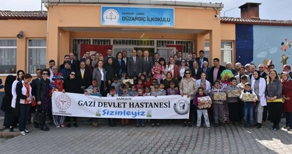 Hastane Çalışanlarından İlkokul Öğrencilerine Kütüphane Hediyesi