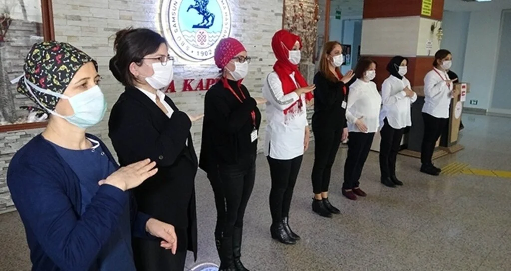 Hastane personelinden işaret diliyle 'evde kal' çağrısı