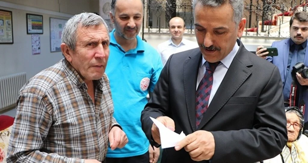 Huzurevi sakinleri yeni kimlik kartlarını Vali Kaymak'ın elinden aldı