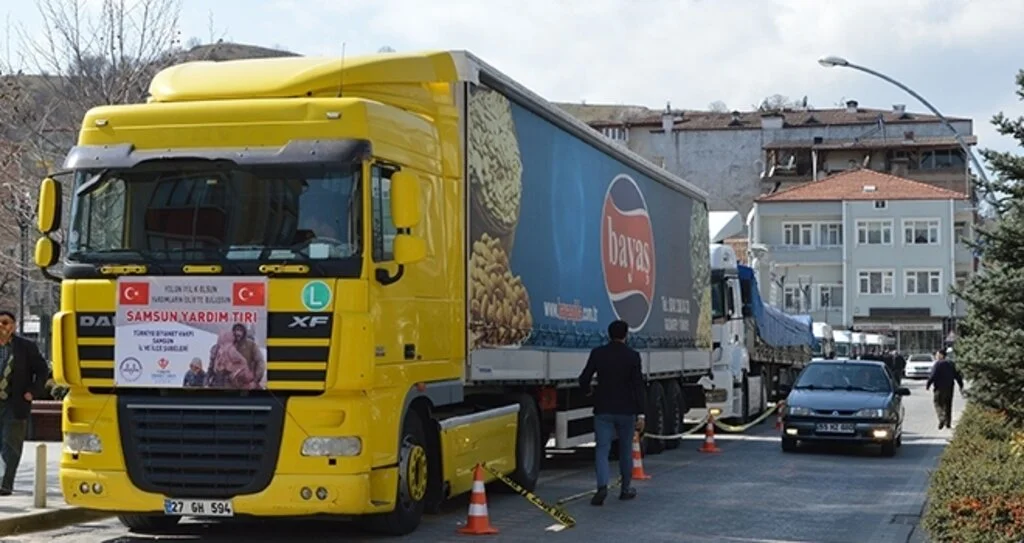 İdlib'e 2 TIR Un Yardımı