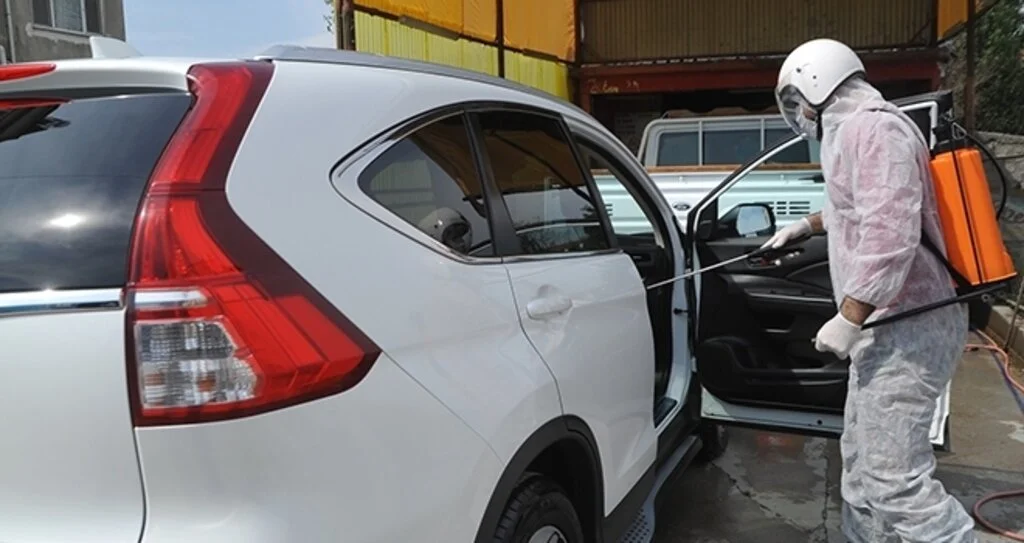 İş yerine gelen araçları bedava dezenfekte ediyor
