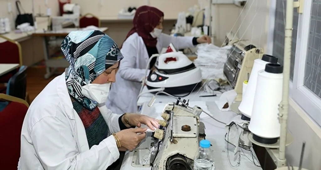 Kamu Çalışanlarına Ücretsiz Maske Dikiyorlar