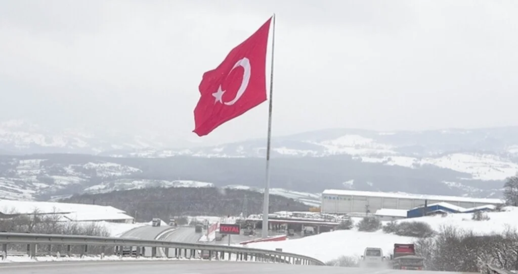 Kar ve 2 Bin Metrekarelik Dev Türk Bayrağı Güzelliği