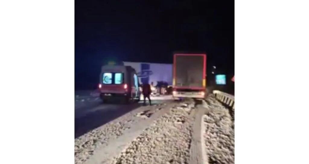 Karda kayan tırlar birbirine girdi, trafik felç oldu