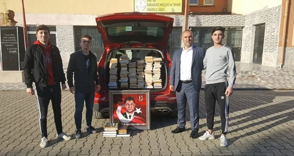 Kitap Bağışlayarak Meslektaşlarına Meydan Okudu