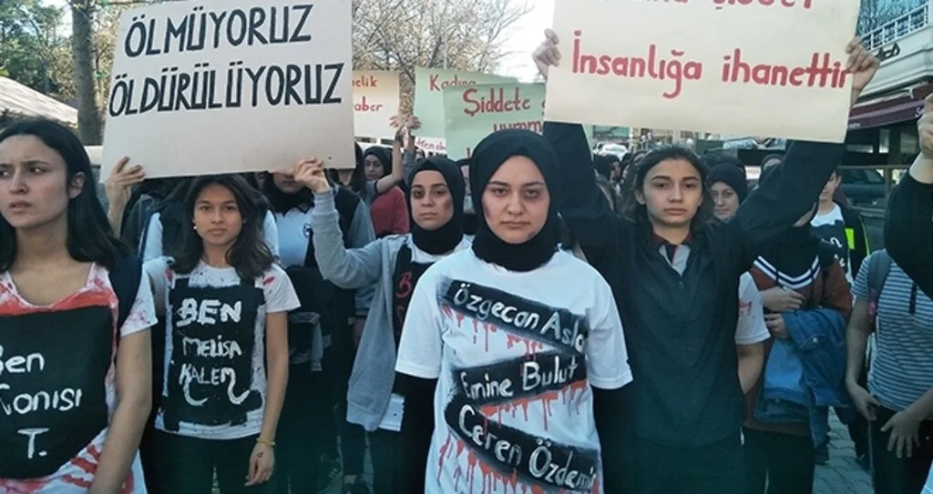 Lise Öğrencilerinden Kadına Şiddete Tepki