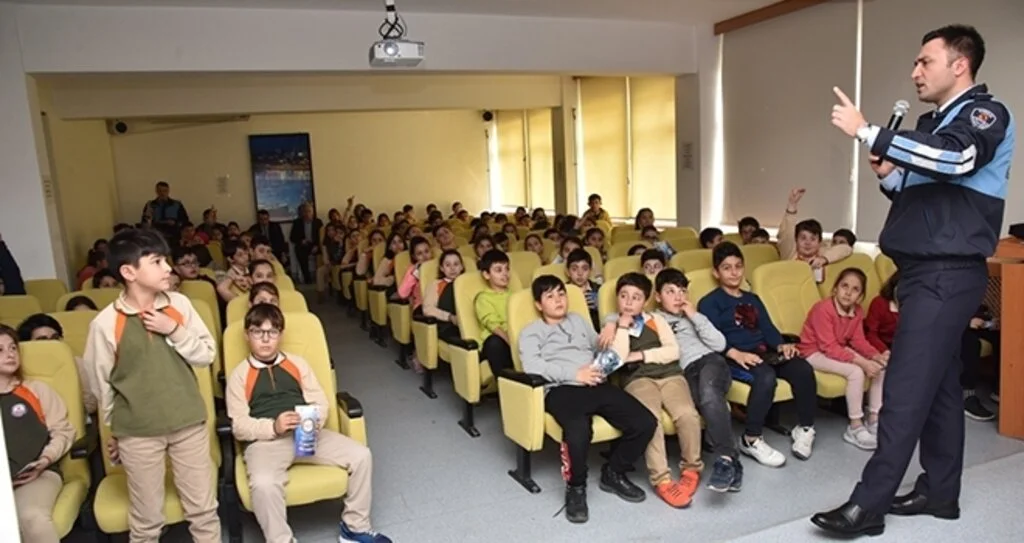 Öğrencilere 'Bilinçli Tüketici' Eğitimi