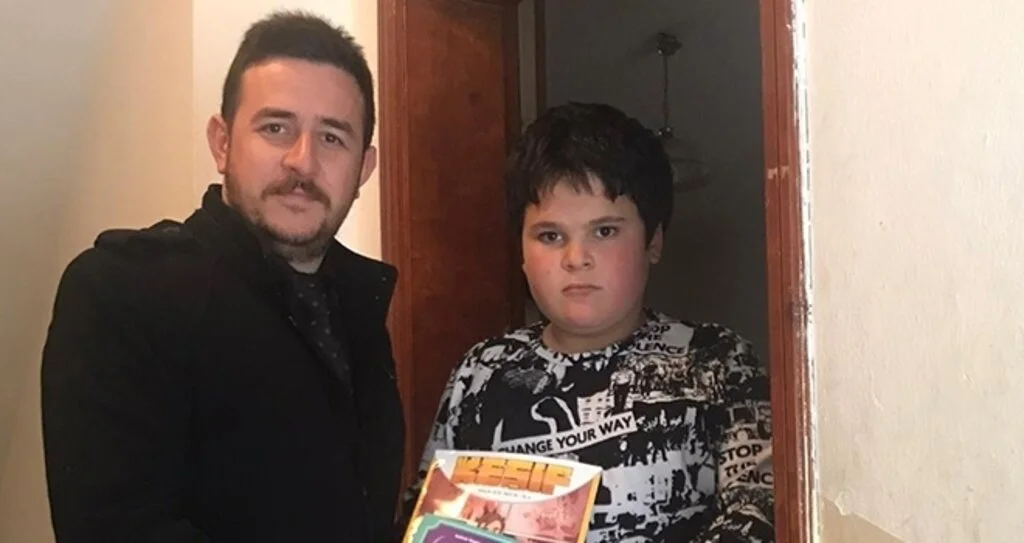 "Okuyan Kazanır" dedi çocuklara kitap hediye etti