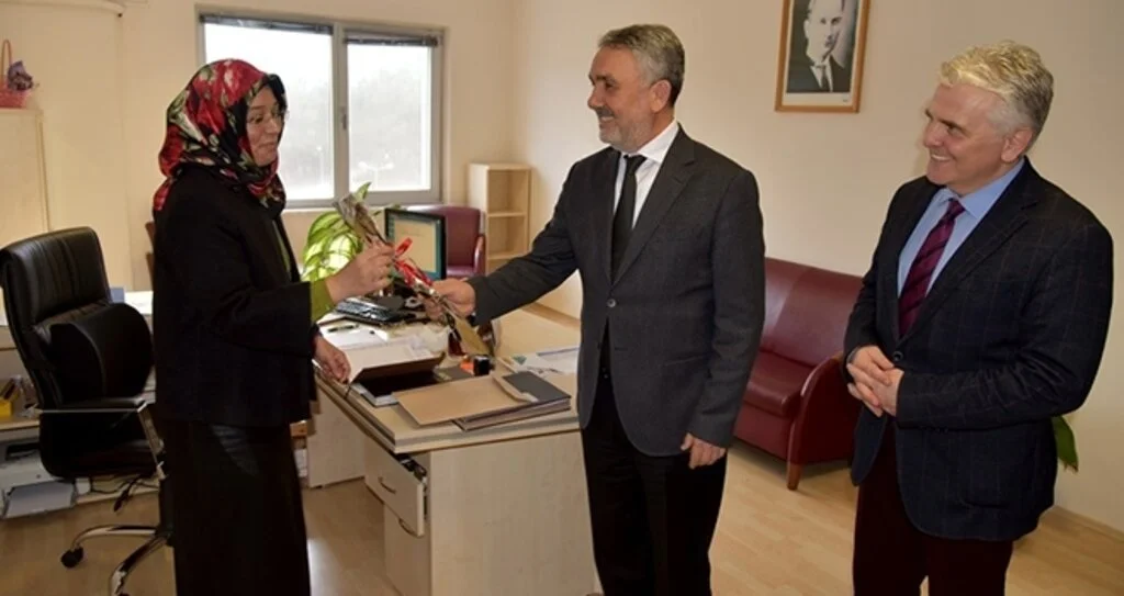 Rektör Bilgiç’ten kadın çalışanlara karanfil