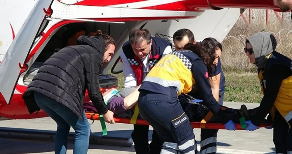 Samanlıkta düşen kadın ambulans helikopterle hastaneye sevk edildi
