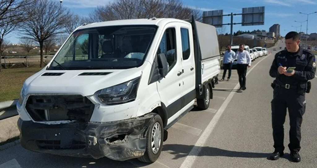 Samsun'da kamyonet bariyere çarptı: 2 yaralı