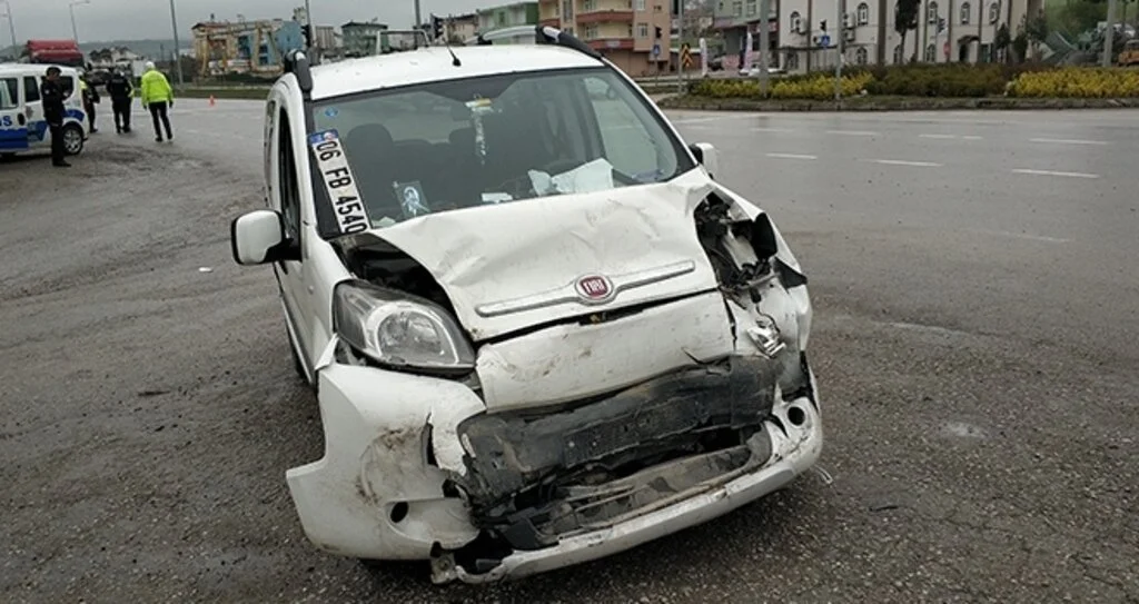 Samsun'da kamyonet otomobile arkadan çarptı: 2 yaralı
