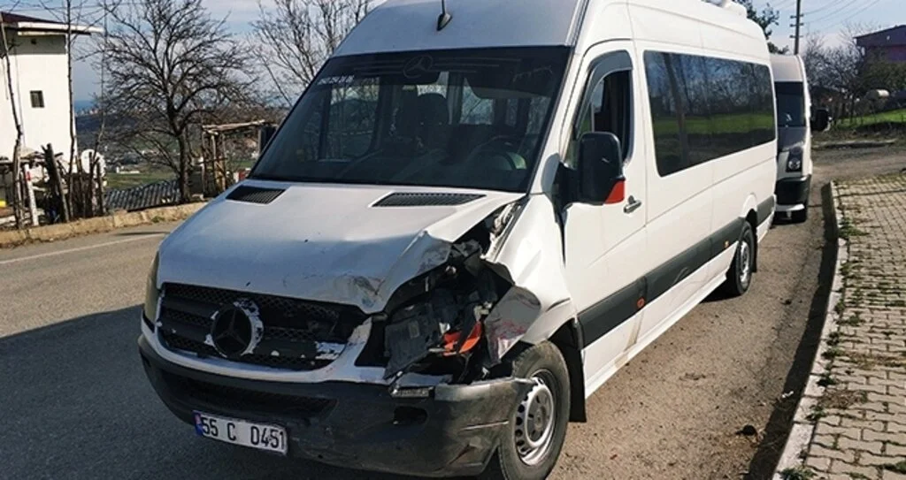 Samsun'da öğrenci servisi otomobille çarpıştı: 4 yaralı