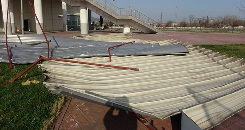 Samsun'da Şiddetli Rüzgar Kapalı Spor Salonunun Çatısını Uçurdu