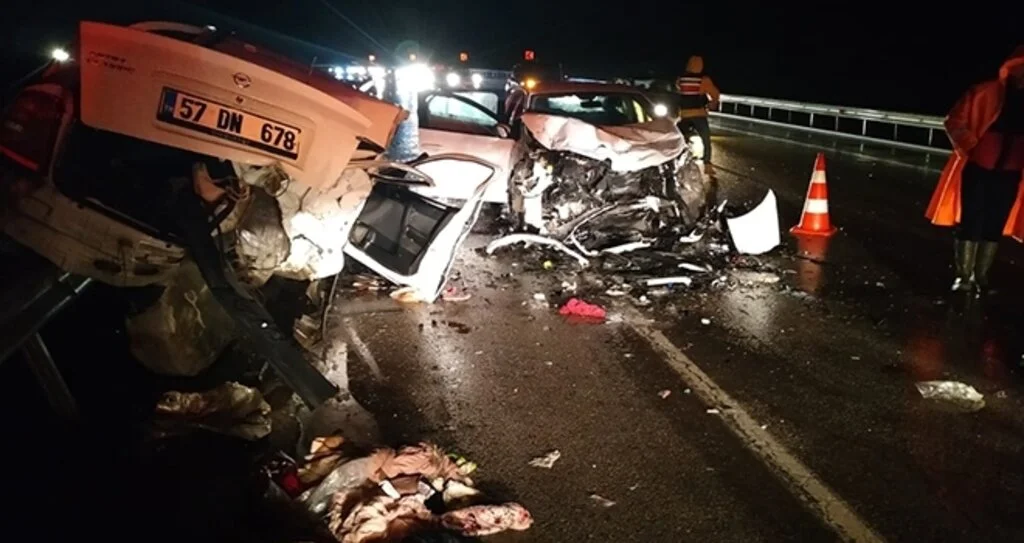 Sinop'ta İki Otomobil Çarpıştı: 4 ölü