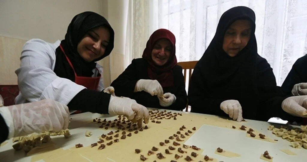 SİYAH'lı kadınların açtığı mantılar yüz güldürüyor