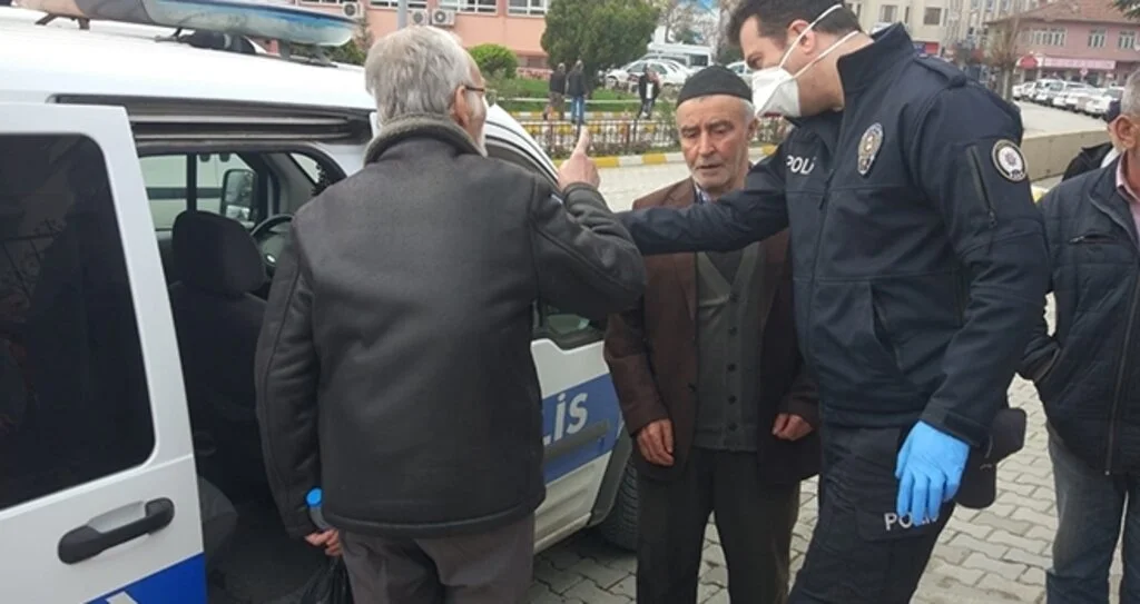 Vezirköprü'de sokağa çıkan 65 yaş üstü vatandaşlar uyarılarak evlerine gönderildi